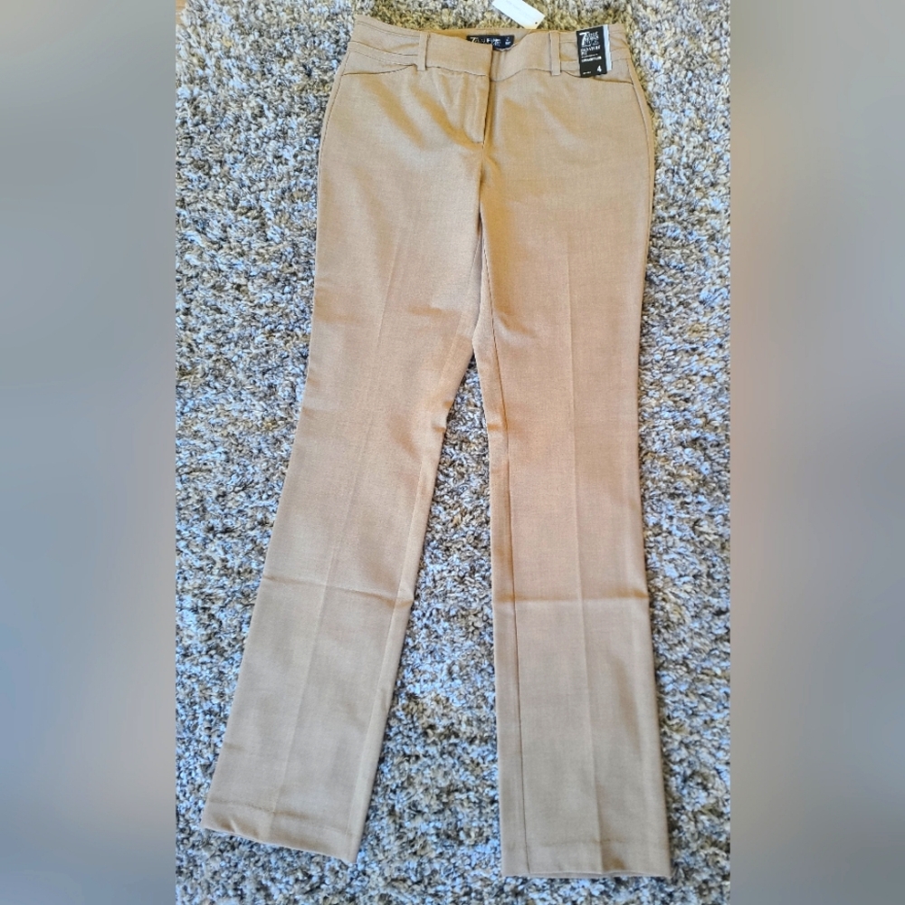 Straight-Leg Pant - Signature Fit - 7th Avenue